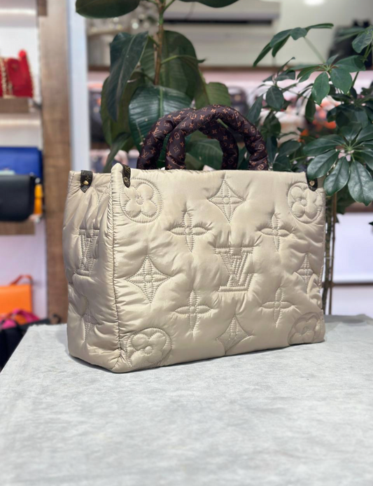 Louis Vuitton Beige-Καπιτονέ Tote Bag με Ανάγλυφα Μοτίβα- LV-17