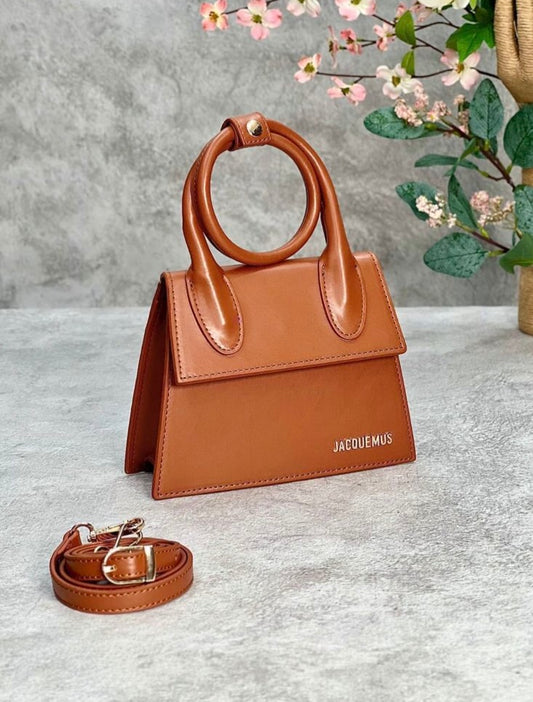 Jacquemus Le Chiquito-Style – Camel Mini Top-Handle Bag με Κυκλικό Χερούλι & Strap
JQM - 01