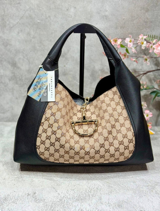 Gucci GG Canvas Hobo Τσάντα με Μαύρες Δερμάτινες Λεπτομέρειες & Horsebit Charm- Gc 107