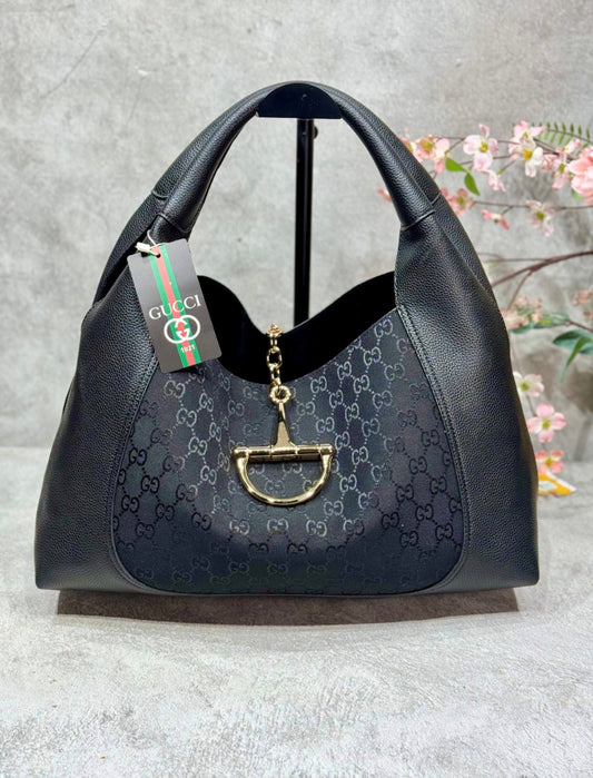 Gucci GG Canvas Hobo Τσάντα σε Μαύρο με Δερμάτινες Λεπτομέρειες & Horsebit Charm-
Gc 108