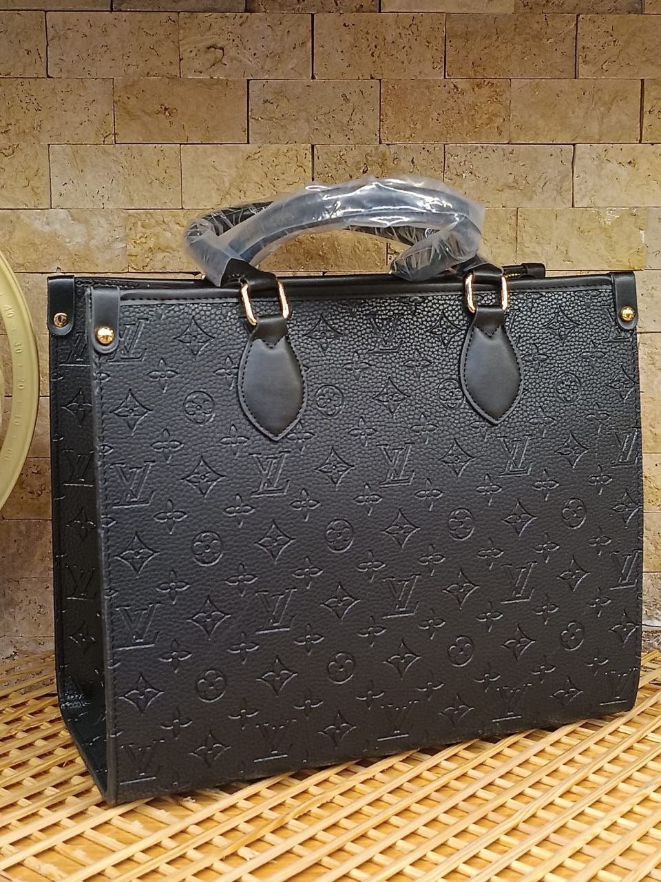 Τσάντα Louis Vuitton OnTheGo Style – Μαύρη Ανάγλυφη Monogram Tote- LV 100
