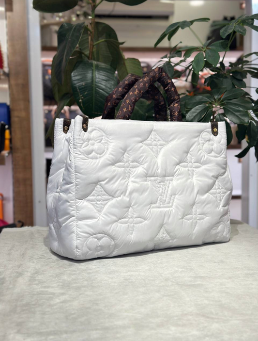 Louis Vuitton -White  Καπιτονέ Tote Bag με Ανάγλυφα Μοτίβα- LV-17