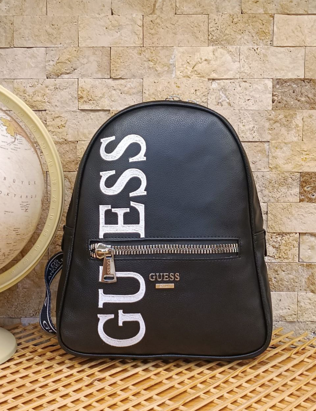 🎒 GUESS Large Logo Backpack – Black
GS 33