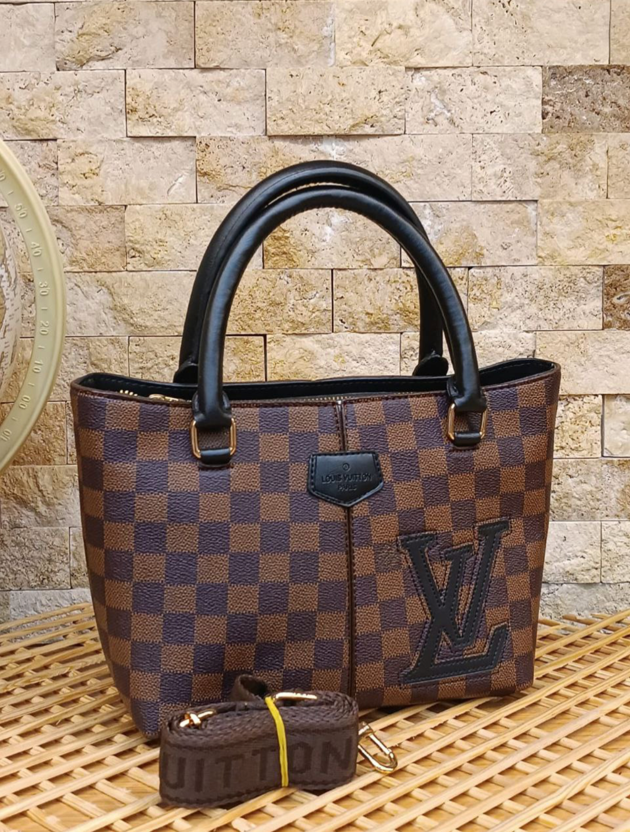 LV hang bag- Lv 22